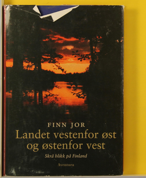 Landet vestenfor øst og østenfor vest (Innbundet) - Bokia.no