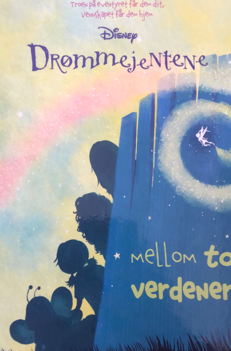 Mellom to verdener (Innbundet) - Bokia.no