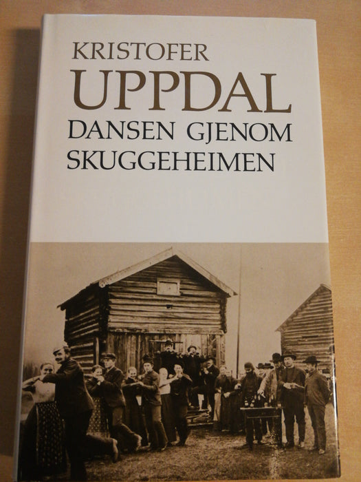 Dansen gjenom skuggeheimen (Innbundet) - Bokia.no