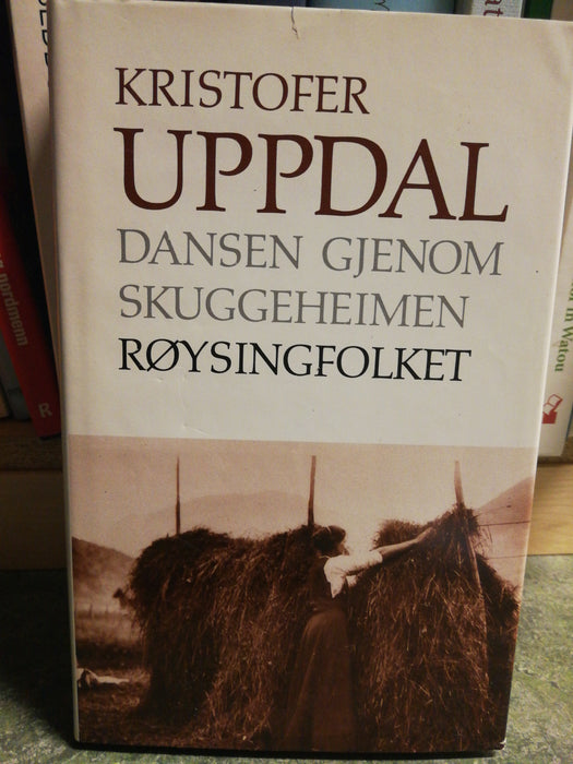 Dansen gjenom skuggeheimen - Røysingfolket (Innbundet) - Bokia.no