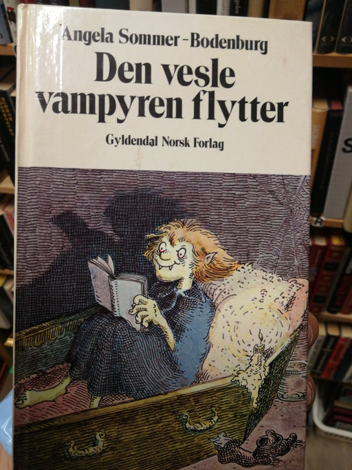 Den vesle vampyren flytter (Innbundet) - Bokia.no