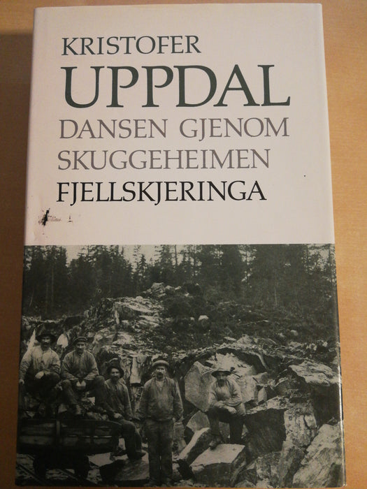 Dansen gjenom skuggeheimen - Fjellskjeringa (Innbundet) - Bokia.no