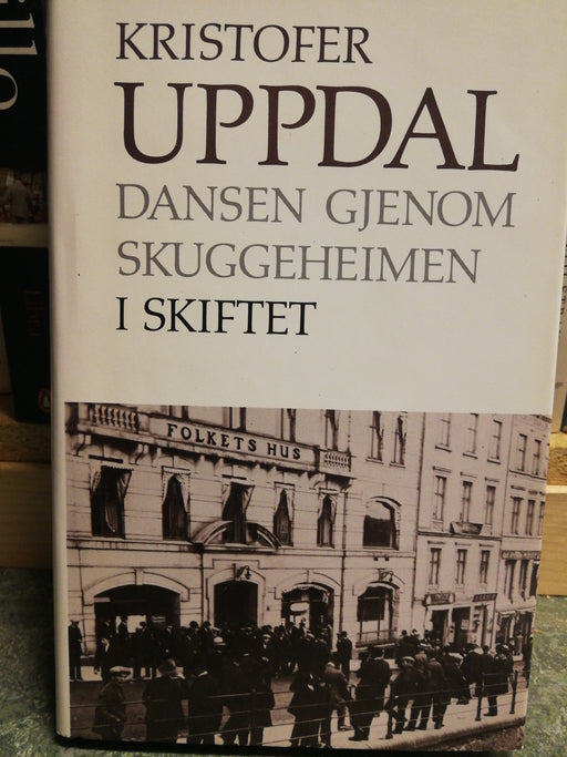 Dansen gjenom skuggeheimen - I skiftet (Innbundet) - Bokia.no