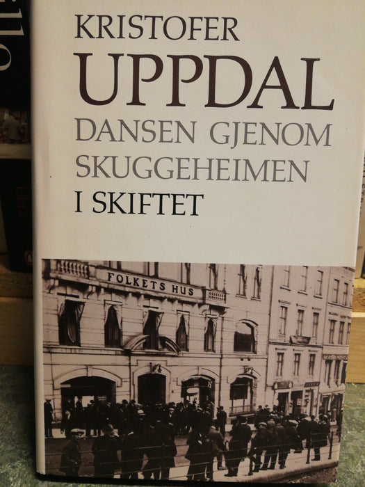Dansen gjenom skuggeheimen - I skiftet (Innbundet) - Bokia.no