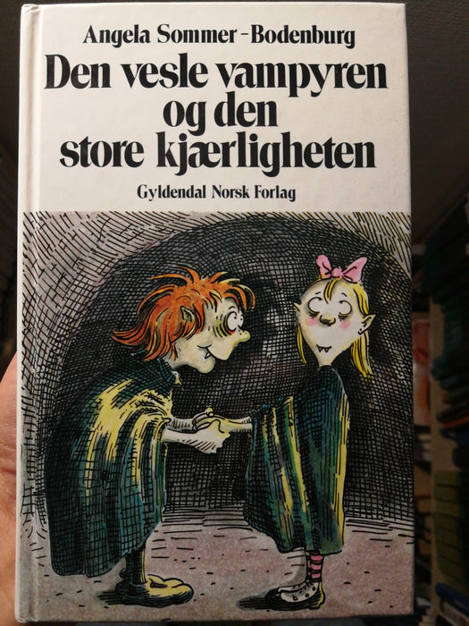 Den vesle vampyren og den store kjærligheten (Innbundet) - Bokia.no