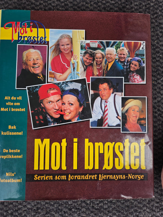 Mot i brøstet (Innbundet) - Bokia.no