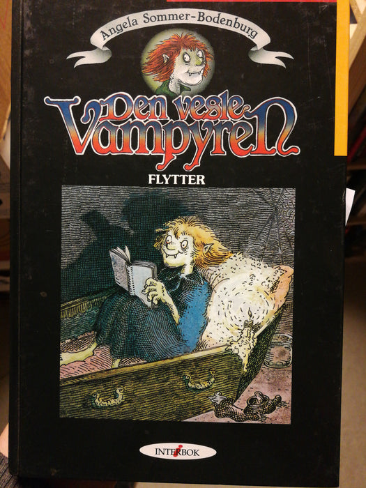 Den vesle vampyren flytter (Innbundet) - Bokia.no