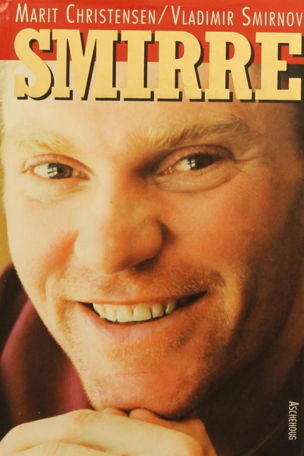 Innbundet bok av Smirre, en biografi, utgitt av Aschehoug & Co, med omslag som viser tittelen og forfatterens navn.