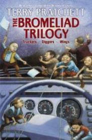 The Bromeliad Trilogy: Truckers/Diggers/Wings 9780060094935 Terry Pratchett Brukte bøker