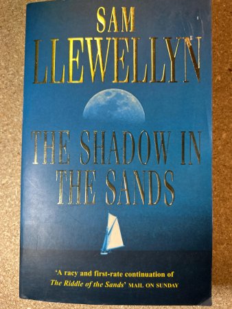 The shadow in the sands 9780747260059 Sam Llewellyn Brukte bøker