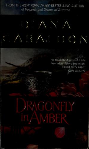 Bokomslag for "Dragonfly in Amber: A Novel" av Bokia.no, viser en bok med et illustrert cover og tittel.