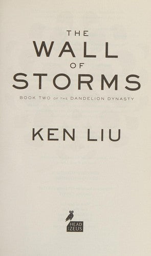 Bok “The Wall of Storms” fra Bokia.no, pocketutgave med åpen bokcover og sidevinkler synlig.