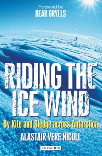 Bokomslag for "Riding the Ice Wind" av Bokia.no, et innbundet bilde av en person som kler seg for å kite og slede over Antarktis.