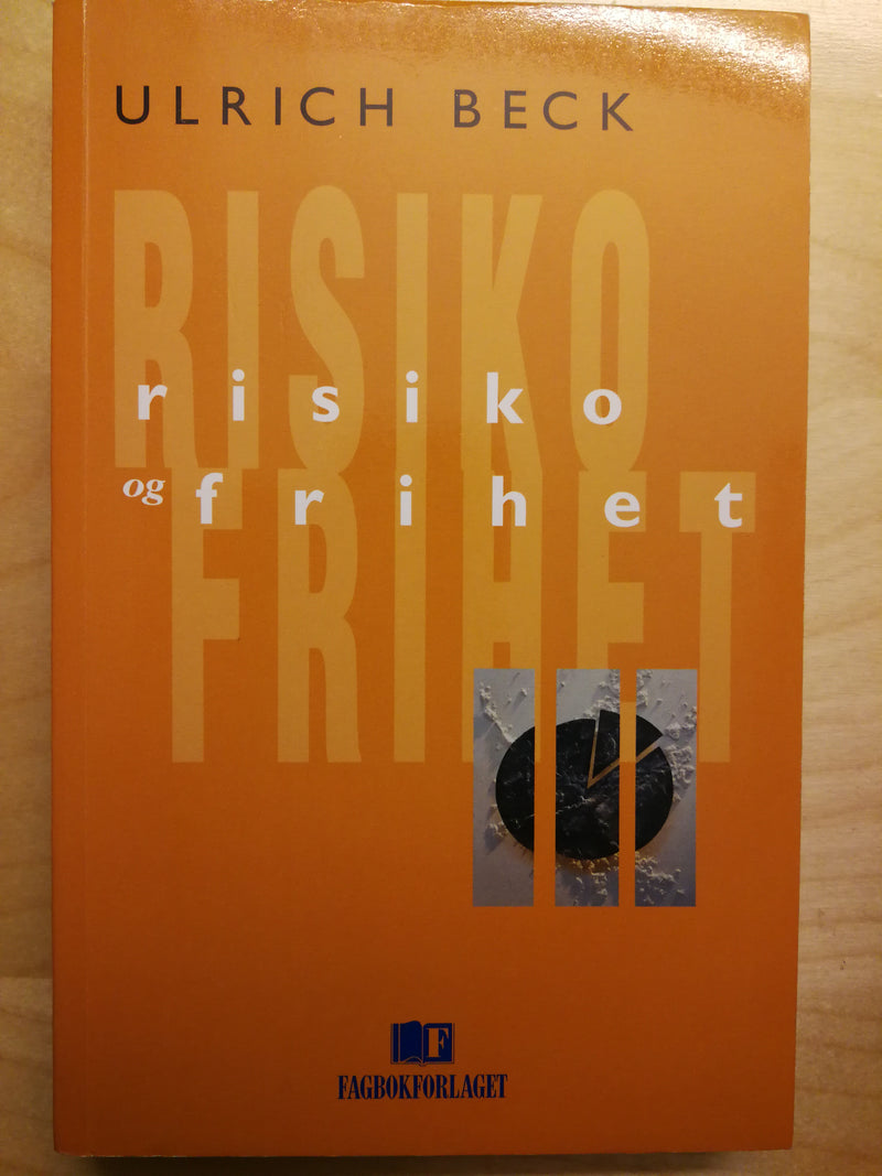 Bokomslag for "Risiko og frihet" sosiologibok utgitt av Fagbokforlaget, med tittel og grafisk design.
