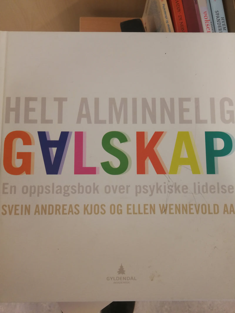 Bokomslag for "Helt alminnelig galskap," en oppslagsbok om psykiske lidelser, utgitt av Gyldendal, med illustrasjon.