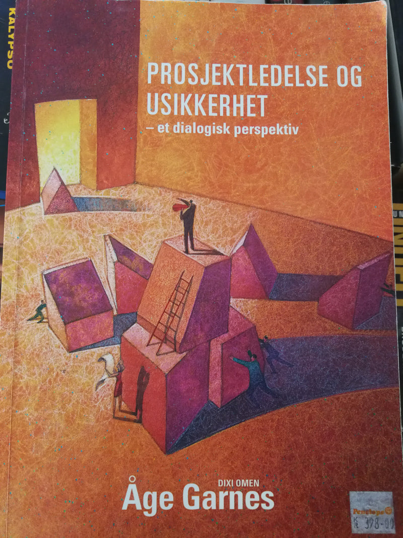 Bilde av en ledelsesbok med tittelen "Prosjektledelse og usikkerhet" av Dixi Omen, vist med åpen bok og notatblokk.