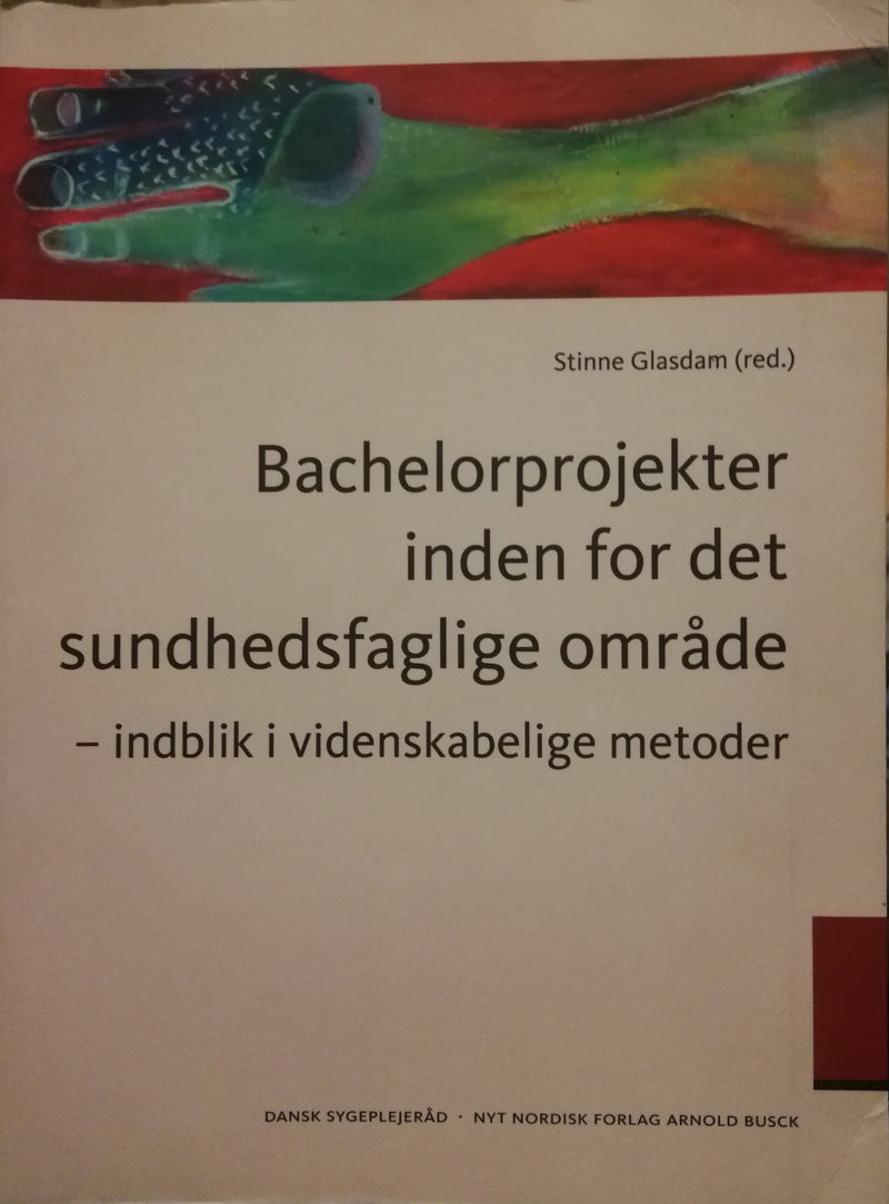 Sykepleie bachelorprosjekt innen helsefaglig område vist i bilde, med dokumenter og notater på bordet.