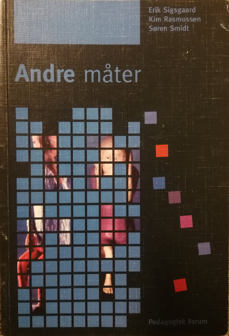 Bilde av boken "Andre måter" innen pedagogikk fra Pedagogisk forum, vist med åpen bok og notatblokker.
