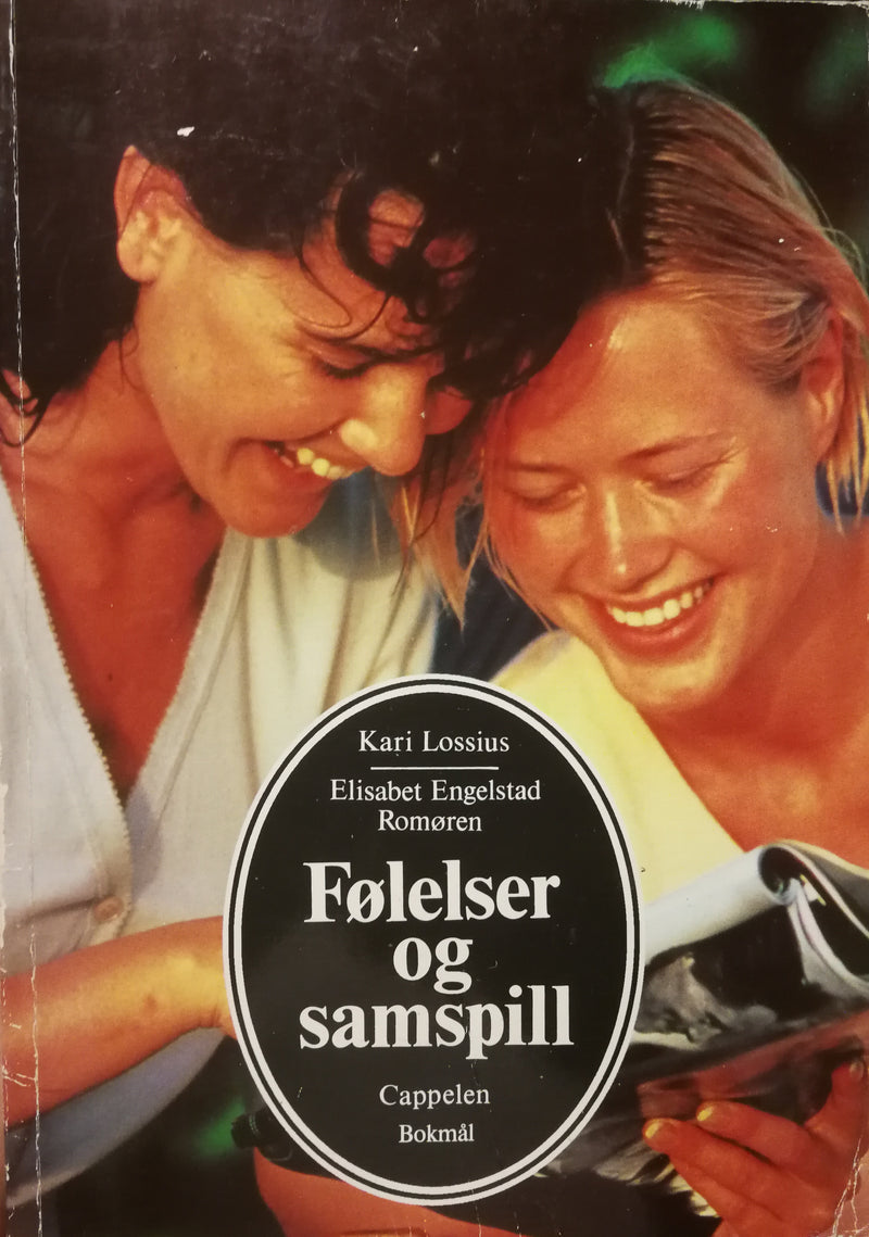 Bok om følelser og samspill innen medisin og sykepleie, utgitt av Cappelen, vises med åpen bok og notatark.