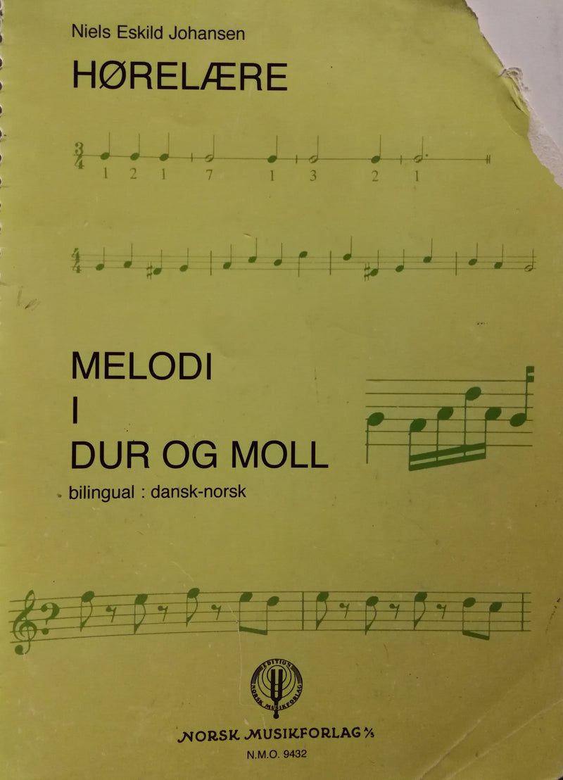 Hørelærebok fra Norsk musikkforlag med melodier i dur og moll for VGS, vises med åpen bok og musikklærer.