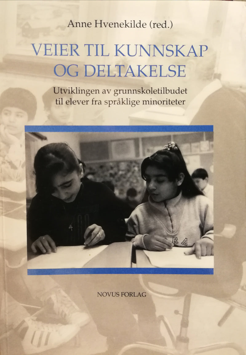 Bilde av pedagogikkboken "Veier til kunnskap og deltakelse" fra Novus, med åpen bok og notatblokker på et skrivebord.