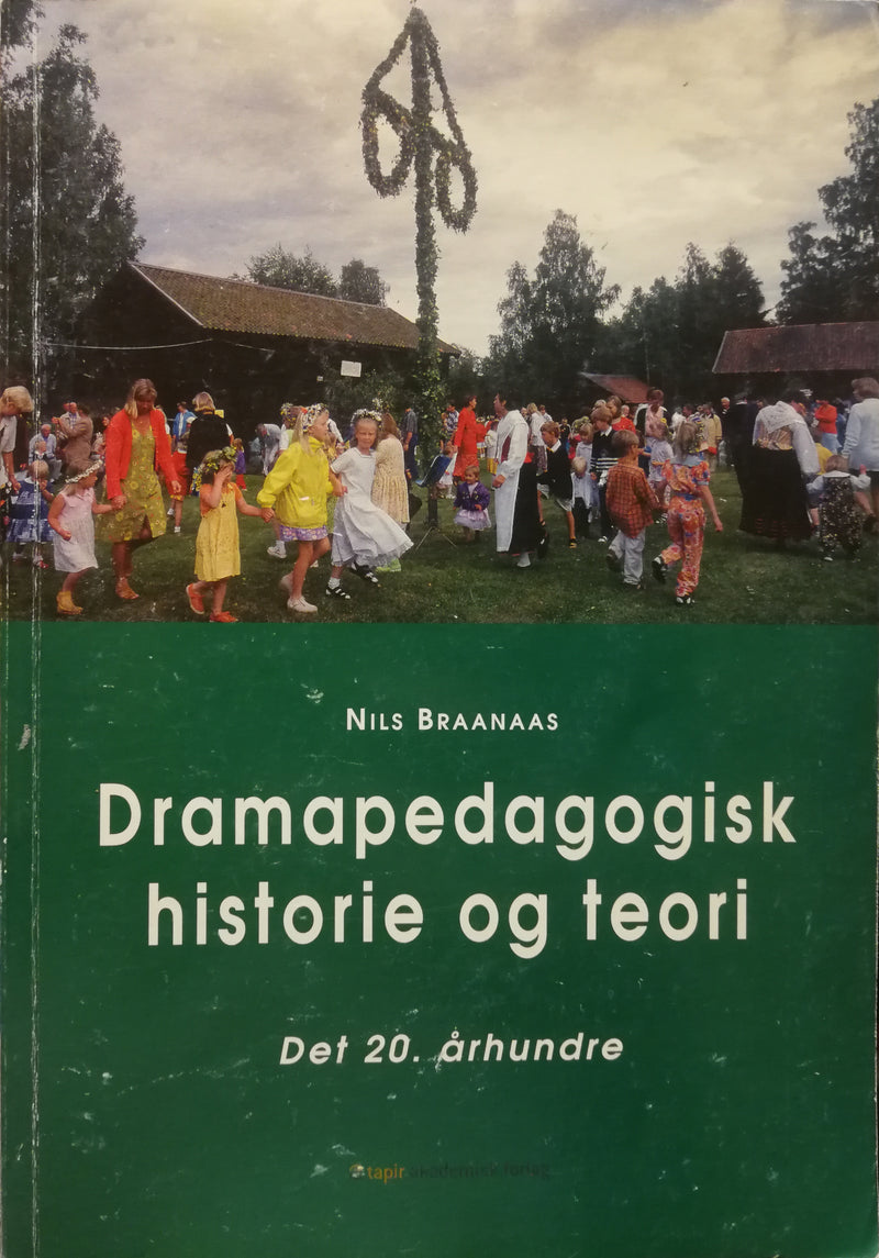Dramapedagogisk historie og teori innen scenekunst, bok fra Tapir akademisk forlag, vises med åpen bok og notatark
