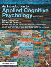 Bokomslag for "An Introduction to Applied Cognitive Psychology" av Bokia.no, viser en åpen bok med psykologiske illustrasjoner.