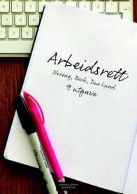 Jus for arbeidsrett fra Cappelen Damm, vises i en åpen bok med tekst og diagrammer på siden.