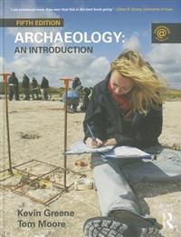 Bokomslag for "Archaeology (Pocket)", en introduksjon til arkeologi utgitt av Taylor & Francis, viser arkeologiske funn og utstyr.
