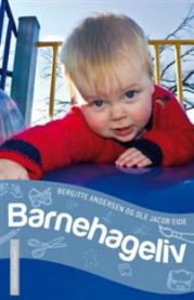 Bilde av pedagogikkbok "Barnehageliv (Pocket)" fra Cappelen Damm, vist med åpen bok og notatpapir.