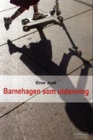 Pedagogikkbok "Barnehagen som utdanning" av Cappelen, vises med åpen bok og barnehageillustrasjon på forsiden.
