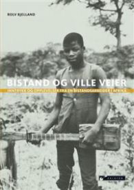 Bistand og ville veier innbunden bok av Kolofon, politikk, bilde av bistandsarbeider i Afrika med veiarbeid.