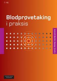 Nærbilde av en sykepleier som utfører blodprøvetaking, med sprøyte og blodrør, fra boken "Blodprøvetaking i praksis" av Cappelen Damm.