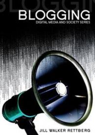 Bok om medievitenskap om blogging, utgitt av Polity Press, vist med åpen bok og notatblokk på skrivebordet.