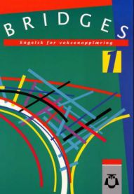 Barneskole lærebok "Bridges 1" fra Universitetsforlaget, klasseromsbilde med åpen lærebok og skoleutstyr.