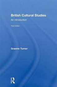 Bok om britisk kulturstudier, politikk, i pocketutgave med tittel British Cultural Studies, vist foran en bokhylle.