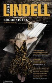 Innbundet kriminalroman "Brudekisten" av Aschehoug, med coverbilde som viser en mystisk, gammeldags kiste.
