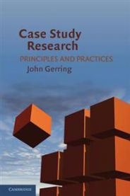 Pocket Case Study Research fra Cambridge University Press, viser en åpen bok med notater og markeringer for forskning og analyse.