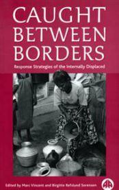 Pocket utgave av boka "Caught Between Borders" om sosiologi, med bilder av internasjonale flyktninger og responstrategier.