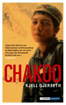 Pocket utgave av Norsk skjønnlitteratur for voksne, Chakoo, publisert av Forlaget Oktober, viser bokomslag med tittel og design.