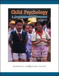 Bok om barnepsykologi fra McGraw-Hill med CD og OLC BI-kort, viser en ung gutt som leker og undersøker.