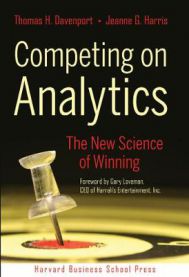 Bokomslag for "Competing on Analytics" av Thomas H. Davenport, viser en datadrevet ledelsesbok med grafikk og tekst.