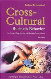 Bokomslag for "Cross-cultural business behavior" med bilder av forretningsteam som forhandler og samarbeider på tvers av kulturer.