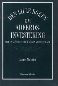 En illustrasjon av den lille boken om adferdsinvestering, en finansbok utgitt av Hegnar Media, vises foran en bokhylle.