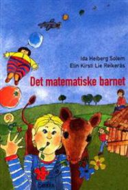 Barn som leker med matematiske læringsverktøy, pedagogikkbok fra Caspar forlag om det matematiske barnet.