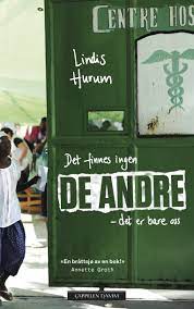 Bokomslag for "Det finnes ingen de andre" av Cappelen Damm, sosialantropologi, med åpen bok og forsideillustrasjon.