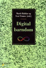 Digital Barndom pedagogikkbok fra Gyldendal, viser en digital lærebok med tekst og illustrasjoner på skjermen.