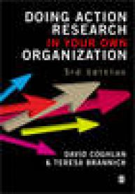 Bokomslag for "Doing Action Research in Your Own Organization" av Sage Publications, viser en person som skriver på en notatblokk.
