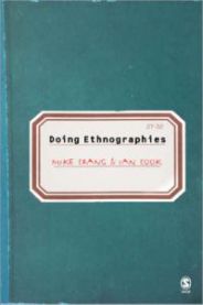 Bokomslag for "Doing Ethnographies" av Sage Publications, viser en åpen bok med notatblokker og et kamera.
