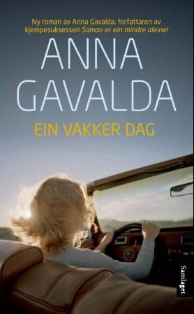 Bokomslag for "Ein vakker dag" av Det Norske Samlaget, oversatt skjønnlitteratur for voksne, med åpen bok og blomster.
